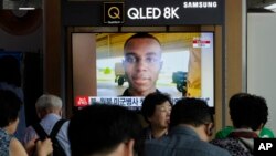 판문점을 통해 월북했다가 북한에서 추방된 주한미군 트래비스 킹 이병 관련 뉴스가 한국 서울역에 설치된 TV에서 나오고 있다.