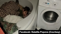 Шестирічного Марка під час ракетного обстрілу Харкова 2 січня врятувало перебування у ванній. Фізично він не постраждав, але отримав шок, коли побачив кров і поранену маму