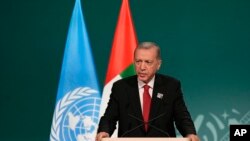 Presidenti turk Recep Tayyip Erdogan duke folur gjatë konferencës për klimën COP28 në Dubai, Emiratet e Bashkuara Arabe (1 dhjetor 2023)