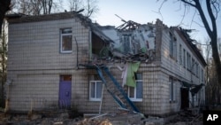 Një kopësht fëmijësh i dëmtuar nga dronët në Kiev (25 nëntor 2023)