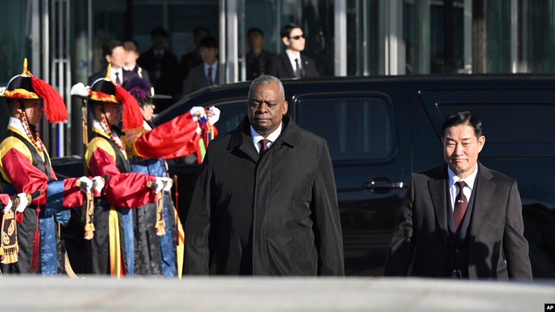 US Secretary of Defense Lloyd Austin and South Korean Defense Minister Shin Won-sik, right, attend a welcome ceremony before their annual security meeting at the Defense Ministry in Seoul, Nov. 13, 2023 (Jung Yeon-je/Pool Photo via AP)