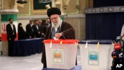 علی خامنه‌ای، رهبر ایران که رای دادن را یک مکلفیت دینی خوانده است،‌ نخستین فردی بود که در انتخابات روز جمعه رای داد.