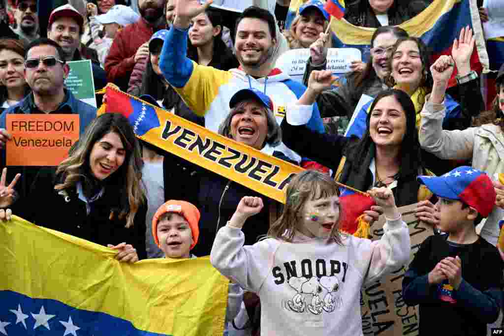 Miembros de la comunidad venezolana protestan contra los recientes resultados electorales en Venezuela durante una manifestación en Melbourne el 17 de agosto de 2024. Se espera que los venezolanos protesten en más de 300 ciudades en todo el mundo este día. 