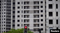 资料照：上海一处公寓住宅工地。（2022年7月20日）