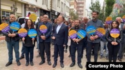 Di xwepêşandên Wanê û Hekariya da, polîsan êrîş pêkanîn û lingê parlementerê HDPê Habîp Eksîk şkand