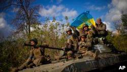 Українські військові на танку в Харківській області. Фото зроблене 4 жовтня 2022 року. Фото: AP/Francisco Seco