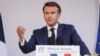 Prezidan Franse Emmanuel Macron pwononse yon diskou lavey fet Bastille la nan rezidans Minis Defans la nan Paris, 13 Jiye, 2022. 