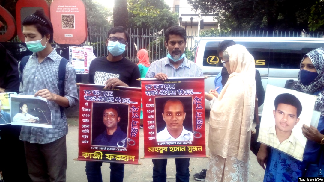 With photos of their relatives who disappeared after allegedly being picked up or abducted by security agencies, people formed a human chain at a rally in Dhaka on International Human Rights Day, Dec. 10, 2021. (Photo by Tazul Islam for VOA)
