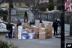 Donald Tramp prezidentligiga doir hujjatlar, Oq uy oldida, 14-yanvar, 2021