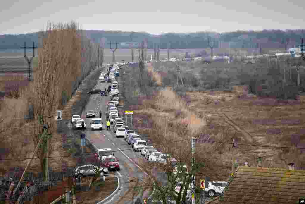 Urushdan qochgan oila a&#39;zolarini olib ketishga kelganlar. Moldova.&nbsp;