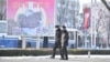 지난달 16일 북한 평양 거리에 김정일 80회 생일 선전물이 걸려있다. (자료사진)