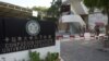 巴基斯坦军队在卡拉奇大学孔子学院爆炸现场附近站岗（2022年4月27日）