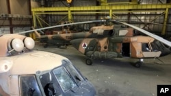 Hamid Karzay aeroportida qolib ketgan Afg'onistonning sobiq hukumatiga qarashli harbiy vertolyotlar. Kobul, 5-sentabr, 2021. 