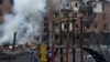 Фото української Служби надзвичайних ситуацій: Пожежники на місці обстрілу будинку у Вишгороді, 23 листопада 2022 року. (AP Photo/Efrem Lukatsky)