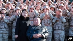 Shimoliy Koreya rahbari Kim Chen Un va qizi mamlakat harbiylari bilan. 27-noyabr, 2022.