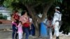 Dos familias venezolanas son deportadas a Guatemala mientras agentes del Instituto Nacional de Migración y miembros de la Guardia Nacional laboran en un operativo de seguridad en Ciudad Hidalgo, en el estado de Chiapas, México, el 22 de octubre de 2022.