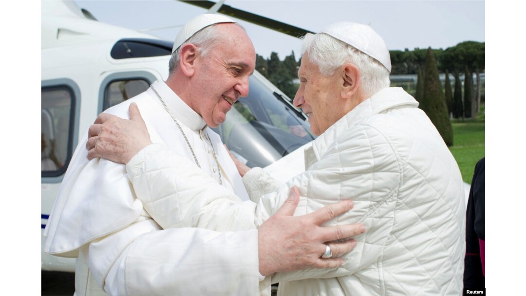 Papa Francis akiwa na Papa mstaafu Benedict, March 23, 2013. REUTERS/Osservatore Romano/File Photo