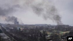 Фото 9 березня: дим від обстрілів в Маріуполі. Від обстрілів постраждав пологовий будинок