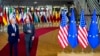 TT Joe Biden (trái) đến Âu Chậu dự thượng đỉnh về vấn đề Ukraine, 24 tháng Ba.