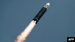 북한은 지난달 24일 김정은 국무위원장의 명령에 따라 신형 대륙간탄도미사일(ICBM) 화성 17형을 시험 발사했다며 사진을 공개했다.