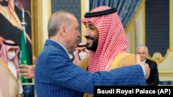 Turkiya va Saudiya Arabistoni rahbarlari, Jidda, 28-aprel, 2022. Har ikki hukumat matbuotni eng qattiq ezadigan tuzumlardir.