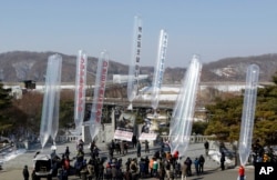 지난 2013년 2월 한국 파주 임진각에서 탈북민 단체 회원들이 북한으로 전단을 날려보내고 있다.