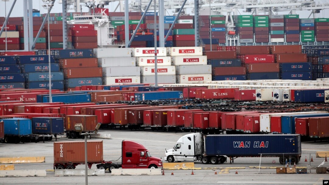 Kaliforniyaning Long-Bich shahridagi yuklar ortiladigan port, 17-fevral, 2015-yil.