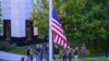 Співробітники посольства США в Україні підняли державний прапор США на будівлі посольства США, середа, 18 травня 2022 року. (AP Photo/Єфрем Лукацький)