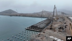 ARCHIVO - Grúas trabajan en la construcción del Terminal Portuario Multipropósito de Chancay, construido por una empresa china al norte de Lima, Perú, el martes 22 de agosto de 2023.