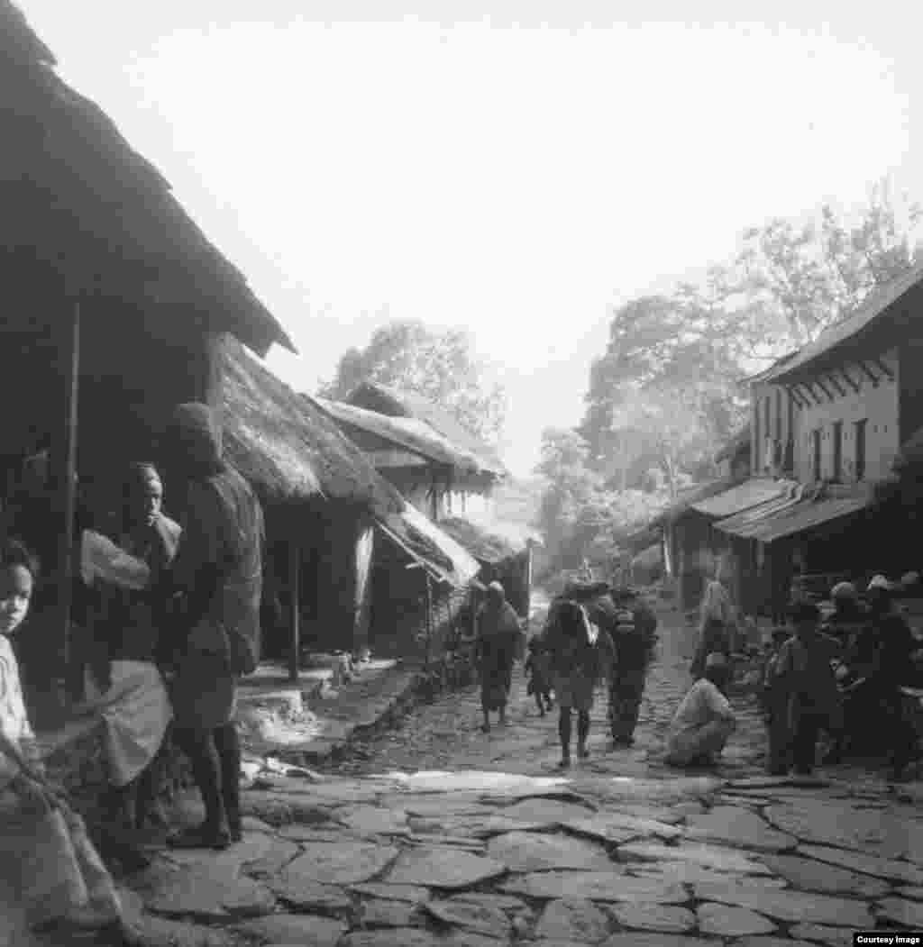 Nepal. 1958-yil. Amerikalik suratkash, fotojurnalist Doroteya Lang Buyuk tushkunlik davrini mohirona tasvirga tushirgan. U hujjatli fotografiya rivojiga qo'shgan hissasi bilan tanilgan.