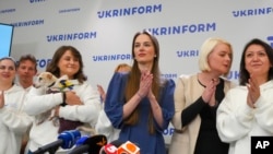 Oleksandra Matviychuk, (në qendër), drejtore e Qendrës Ukrainase për Liritë Civile duke reaguar gjatë konferencës për shtyp në Kiev (8 tetor 2022)