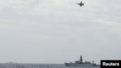 Máy bay F-16 và tàu hải quân của Indonesian hoạt động ở vùng Natuna, gần Biển Đông, hồi tháng 1/2020.