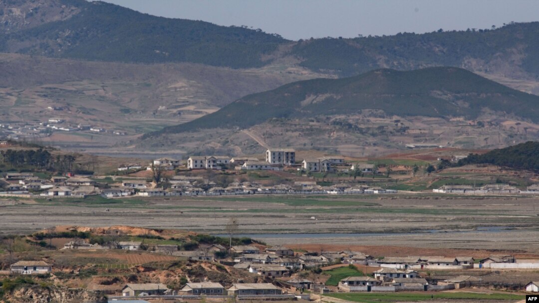 지난 23일 한국 강화도에서 휴전선 너머로 바라본 북한 마을.