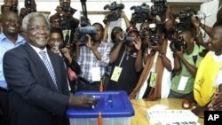 Dhlakama votando nas eleições de 28 de Outubro de 2009
