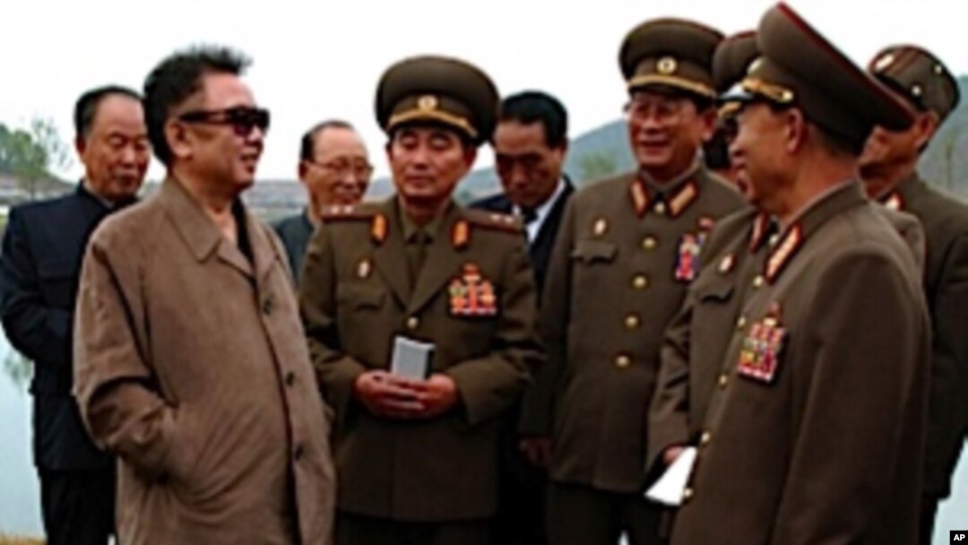 김정일 위원장과 북한군 지휘관들 (자료사진)