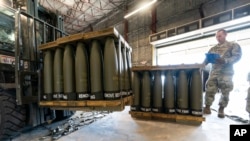 Фото для ілюстрації: На базі ВПС США готують 155-мм снаряди для відправки до України, квітень 2022 року (AP Photo/Alex Brandon, File)