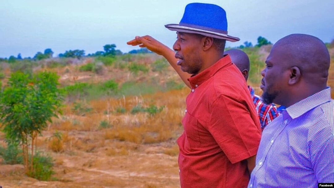 Gwamna Zulum (da jar riga) yayin da yake rangadin hanyar Mulai-Dalwa (Facebook/Borno state government)