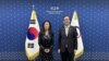정 박 미국 국무부 대북특별부대표(왼쪽)와 이준일 한국 외교부 북핵외교기획단장이 지난 2월 한국 외교부 청사에서 만났다. 사진 = 한국 외교부.