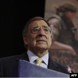 Mudofaa vaziri Leon Panetta harbiylar bilan. Kelasi besh yil ichida AQSh armiyasi 50 ming askarga kamayishi mumkin.
