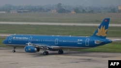 Máy bay của hãng Hàng không Việt Nam tại sân bay Nội Bài