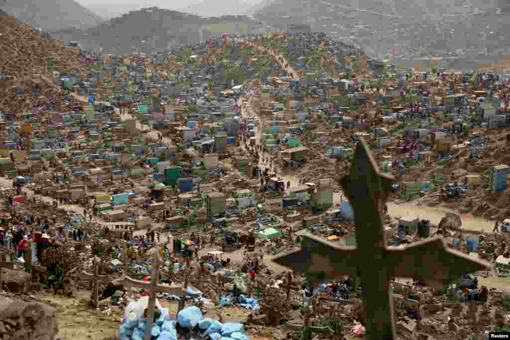 People visit tombs of relatives and friends at &#39;Nueva Esperanza&#39; (New Hope) cemetery during the Day of the Dead celebrations in Villa Maria del Triunfo on the outskirts of Lima, Peru, Nov. 1, 2017.