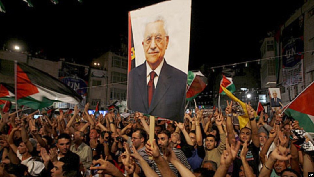 Palestinians gesture during a public screening of Palestinian President Mahmoud Abbas' speech at the United Nations, in the West Bank city of Ramallah September 23, 2011.