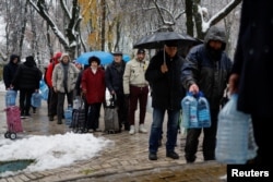 Kiyevda ichimlik suvi uchun navbat kutayotgan odamlar, 24-noyabr, 2022