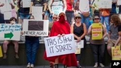 Arhiva - Pobornici prava na abortus okupljeni u Indijani nakon odluke Vrhovnog suda SAD, 25. juna 2022.