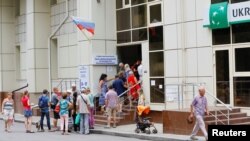 Rossiya pasportini olish uchun navbatda turgan xersonliklar