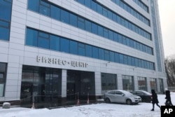 Sankt-Peterburg, Rossiya: Bu bino trollar fabrikasi deya nom olgan. AQSh tekshiruvi natijalariga ko'ra, bu yerdan olib boriladigan onlayn kampaniyalar o'zga davlatlarning saylov tizimlarini ishdan chiqarishga qaratilgan.