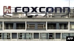 资料照片：这张航拍照片显示，2022年5月6日，新北市土城区一栋建筑上的富士康标志。