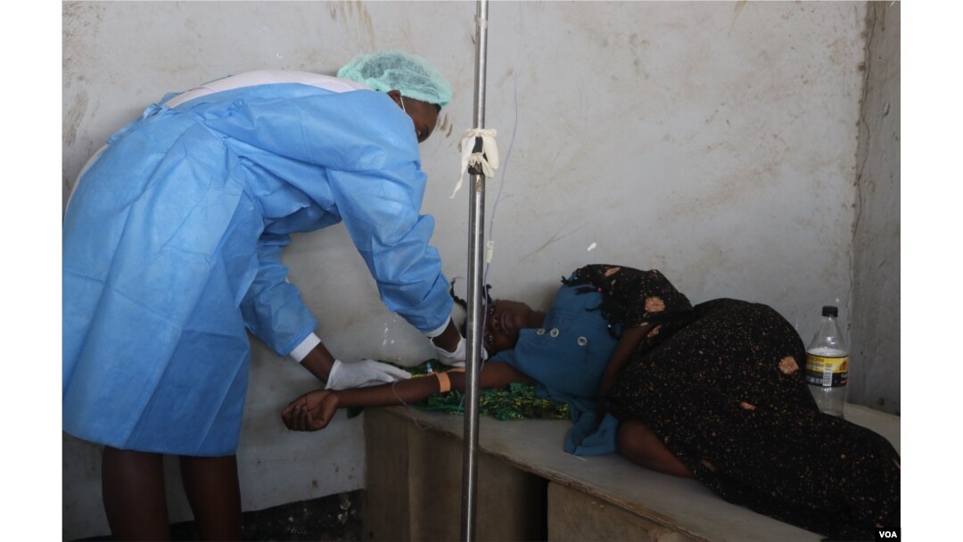 FILE - A health worker assists a cholera patient at Limbe Clinic in Blantyre, Malawi. (Lameck Masina/VOA)