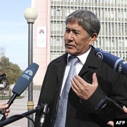 Olmosbek Otamboyev Bishkekda jurnalistlar bilan suhbatda