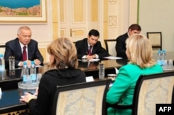 Klinton xonim AQSh tashqi ishlar vazirasi sifatida Toshkentga ikkinchi bor safar qilmoqda. Ushbu surat 2010-yilning dekabrida kechgan muzokara paytida olingan.